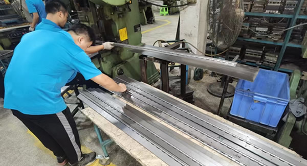 合頁的平直順，穩(wěn)定與和諧的象征|廣有五金&東莞合頁